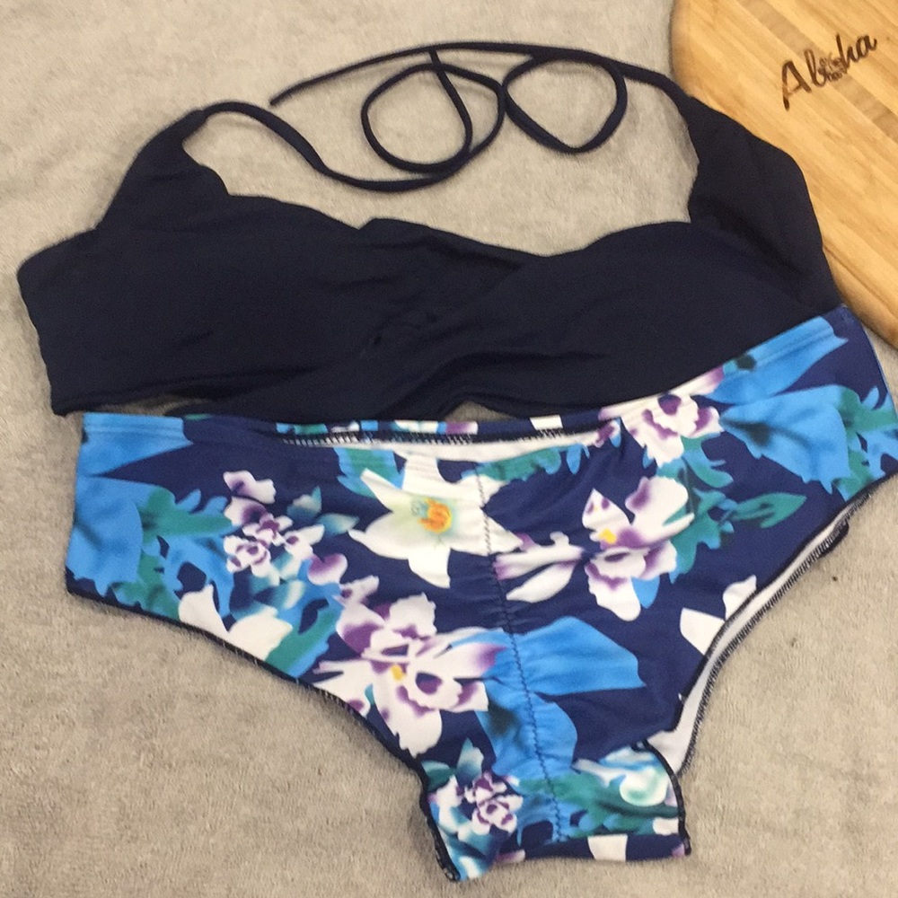 Sm&Med Left🚨Floral Scrunch Bottoms Bikini - Picture 4 of 5